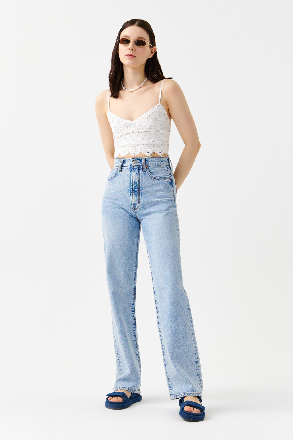 Кроп-топ ажурный на тонких бретелях - цвет белый - 4