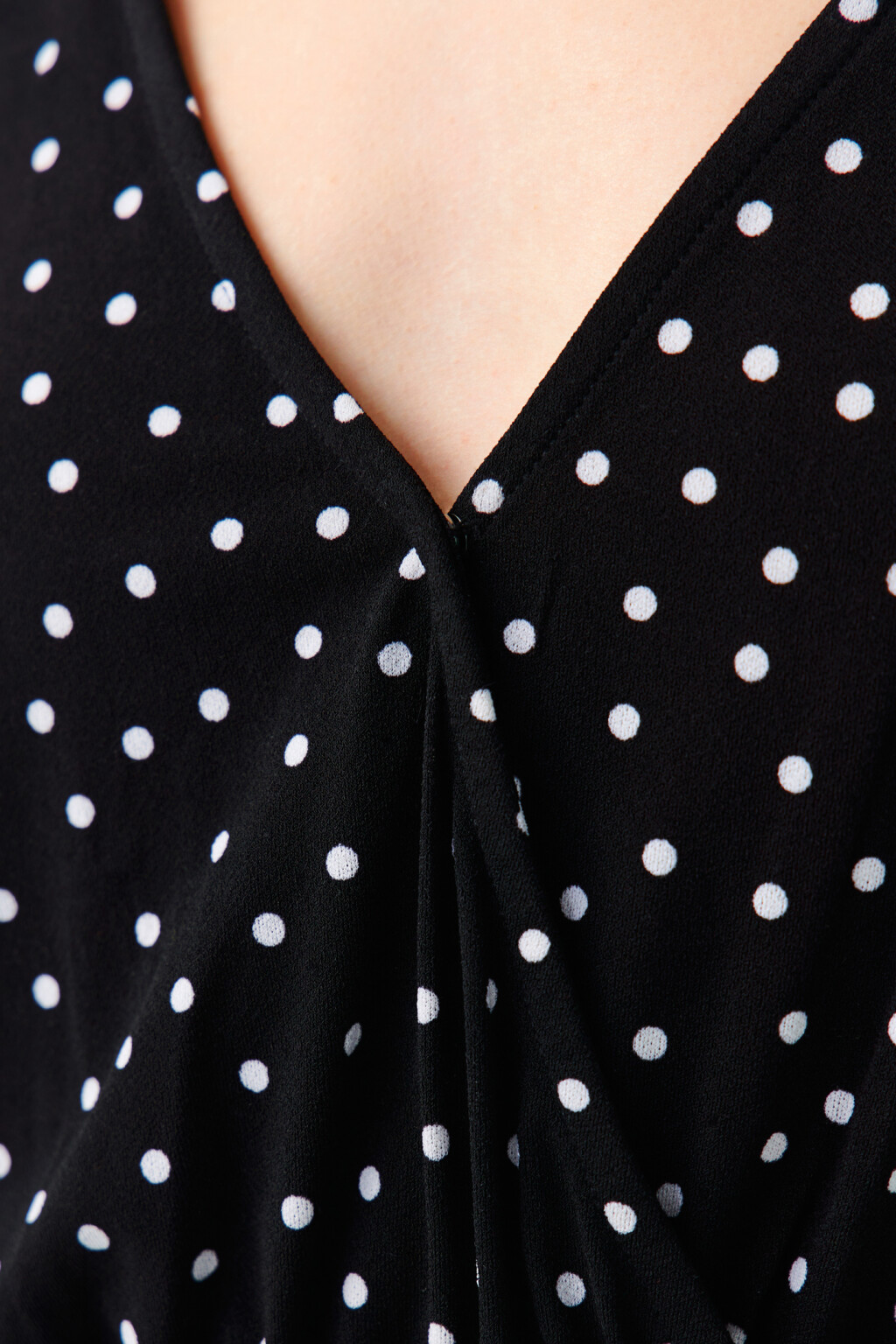 Платье мини с резинкой на талии и воланами - цвет черный - 5