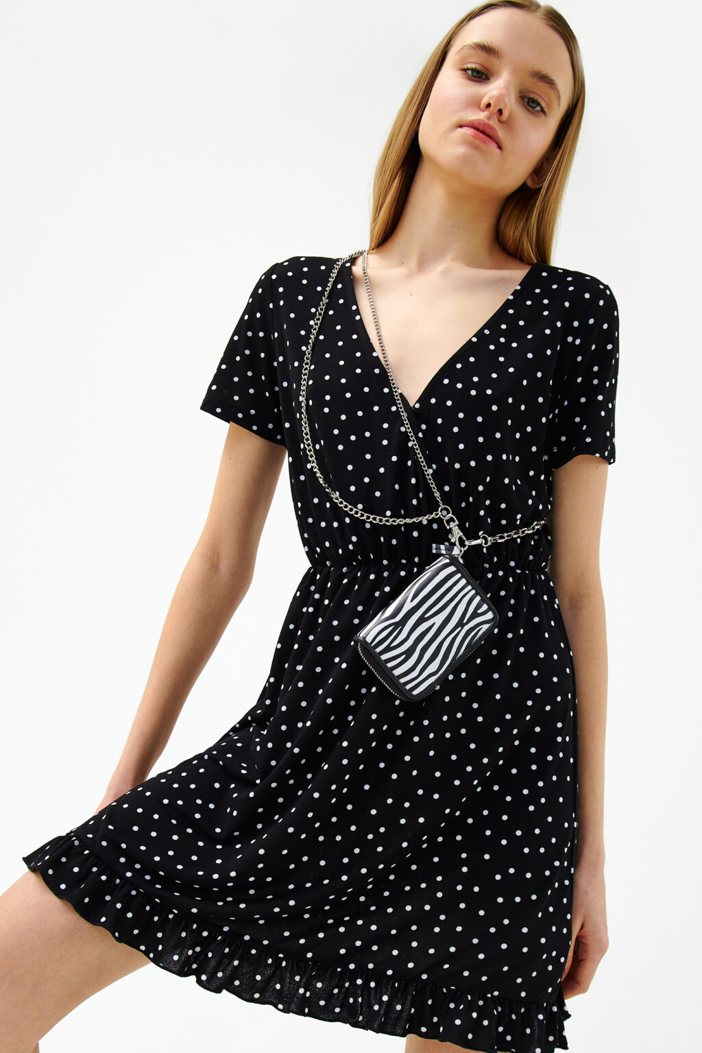 Платье мини с резинкой на талии и воланами - цвет черный - 7