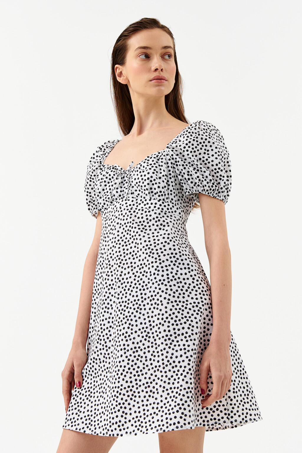 Платье мини с вырезом-сердечком - цвет белый - 3