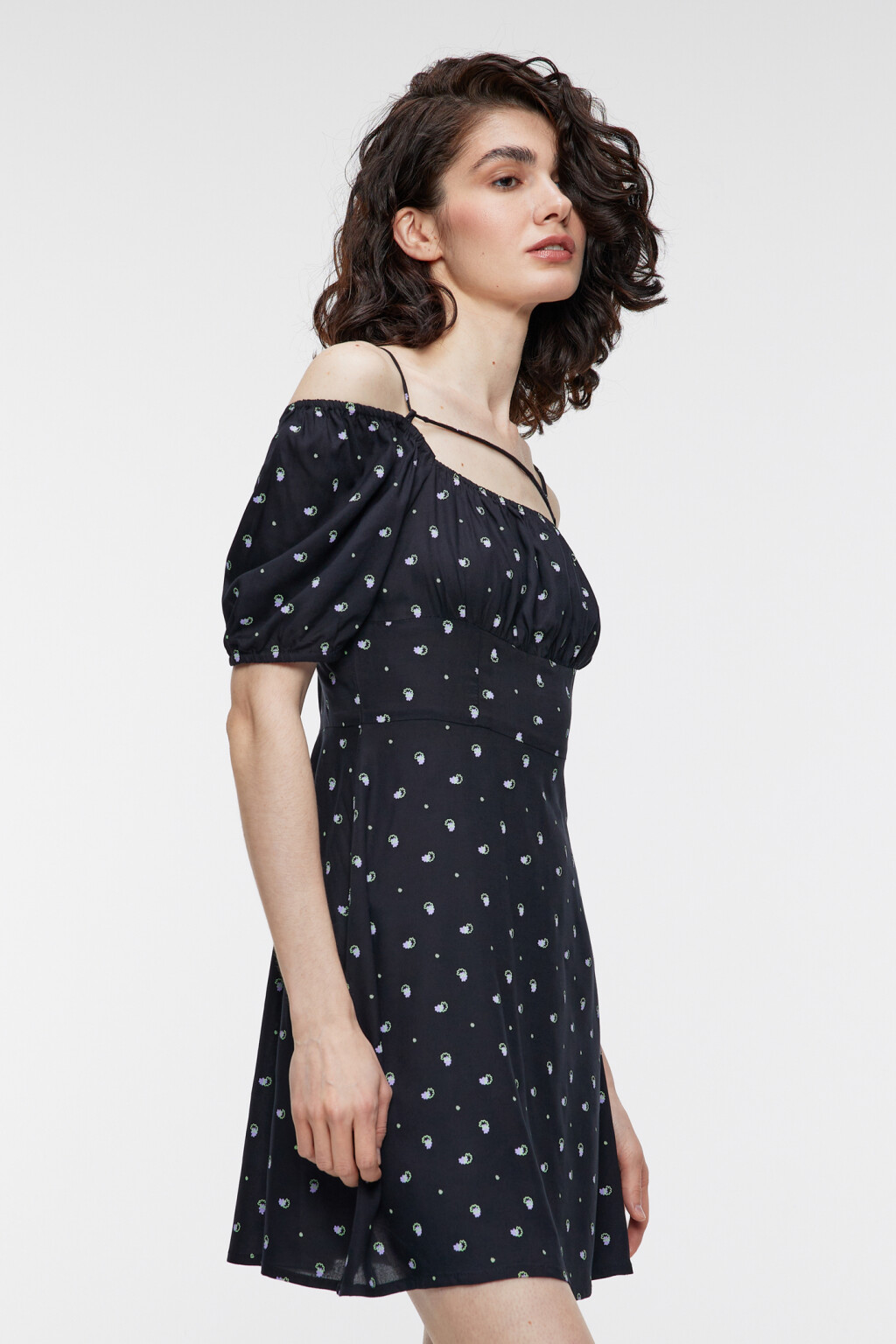 Платье мини с открытыми плечами и шнуровкой - цвет черный - 2