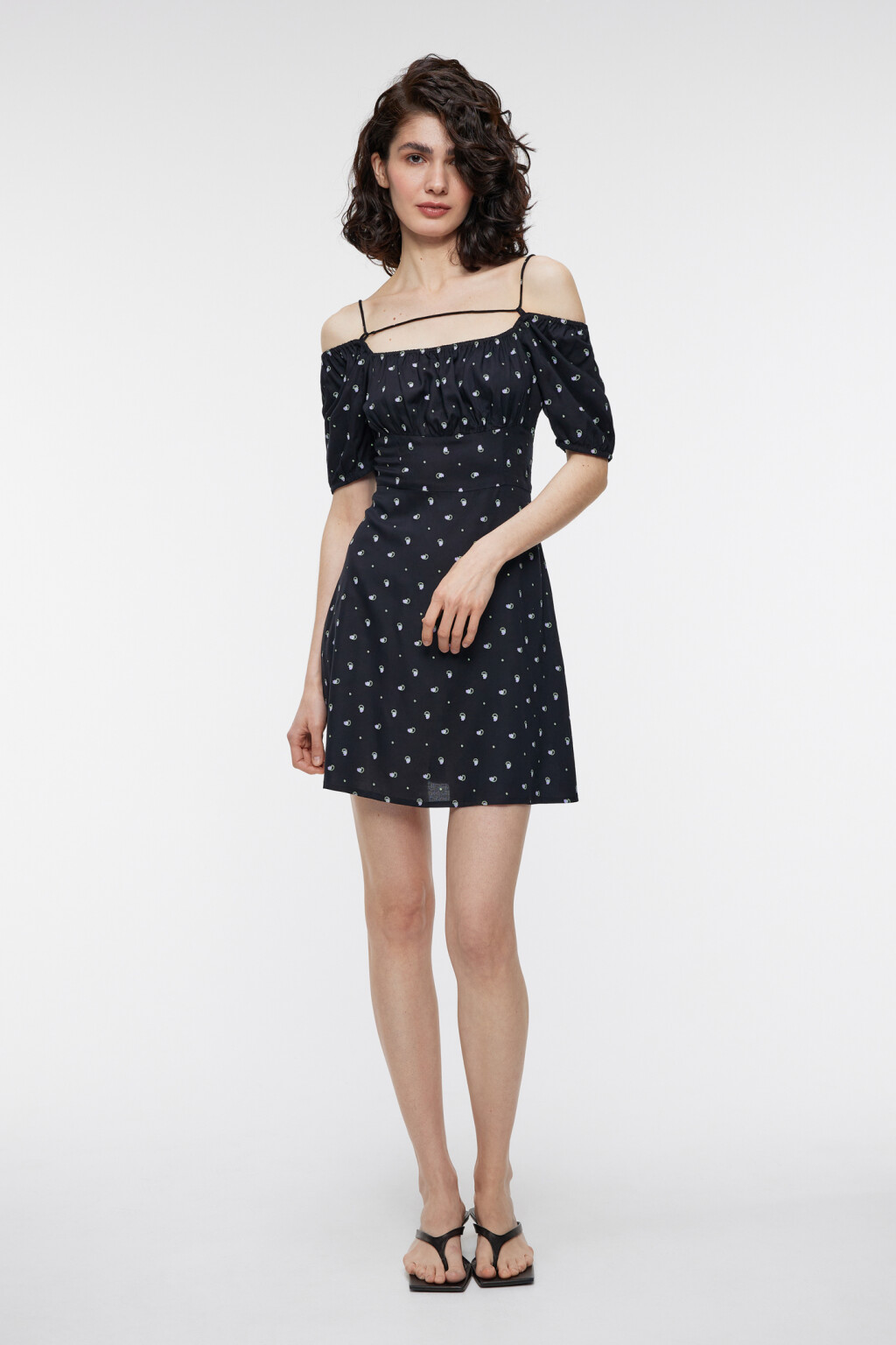 Платье мини с открытыми плечами и шнуровкой - цвет черный - 4