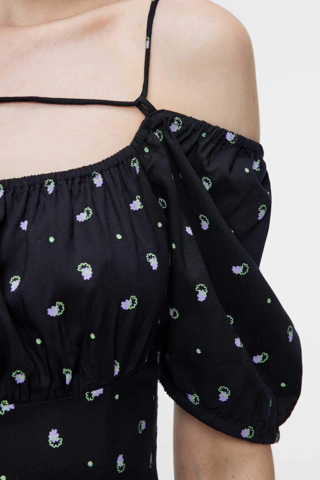 Платье мини с открытыми плечами и шнуровкой - цвет черный - 5