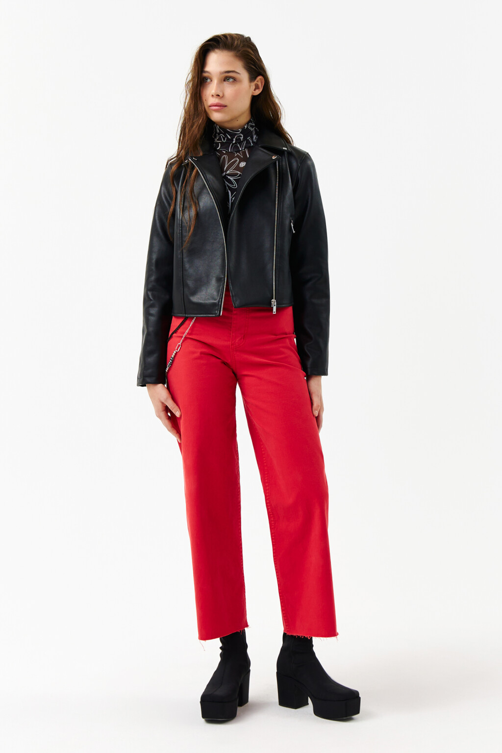 Куртка-косуха из искусственной кожи укороченная - цвет черный - 4