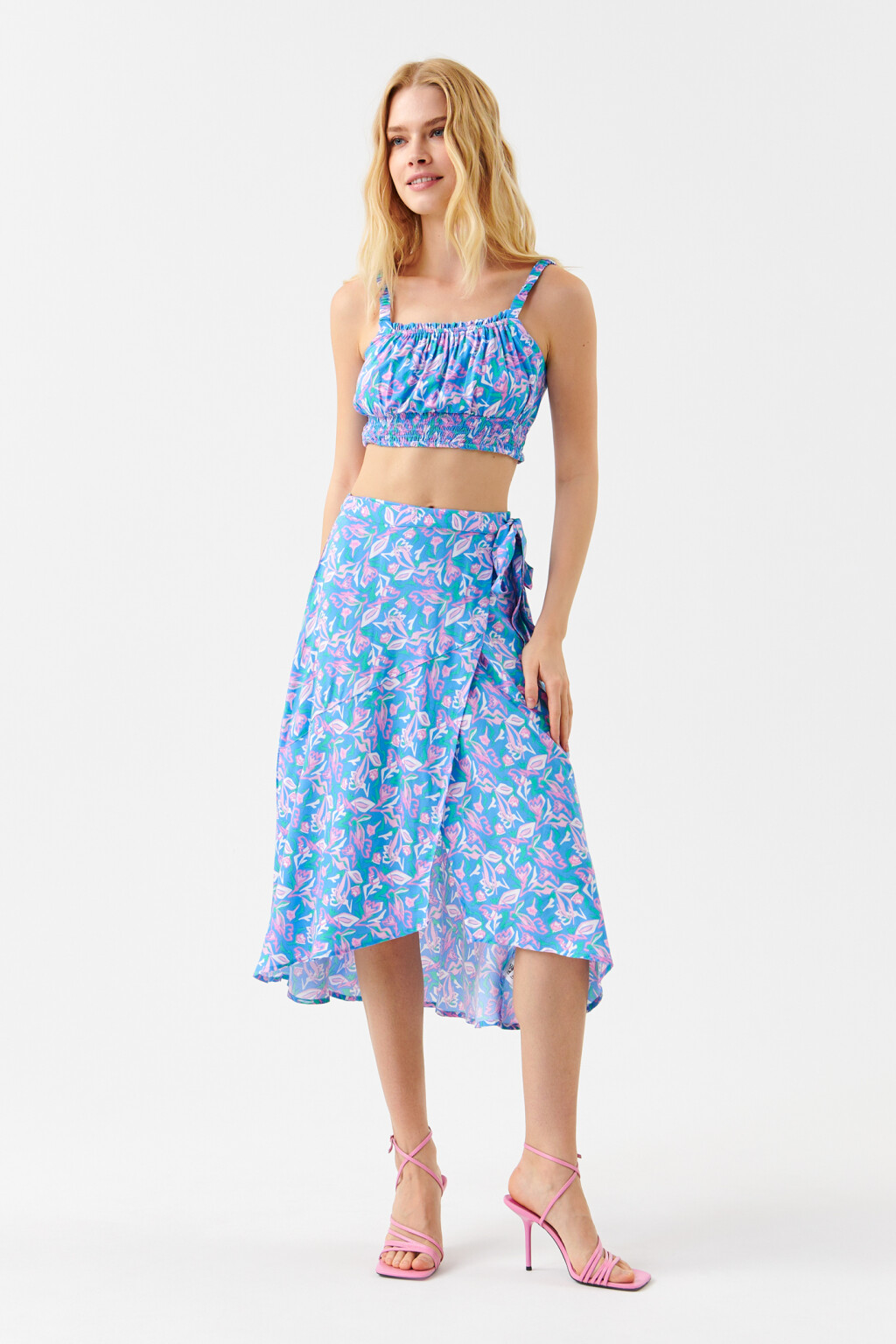 Топ-майка укороченный на узких бретелях - цвет голубой - 4