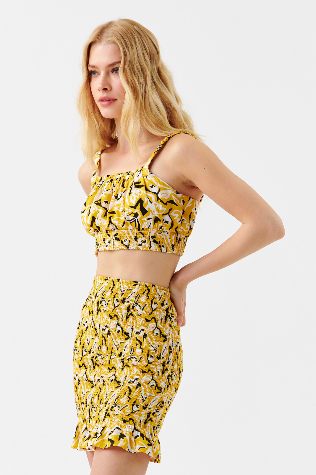 Топ-майка укороченный на узких бретелях - цвет желтый - 2