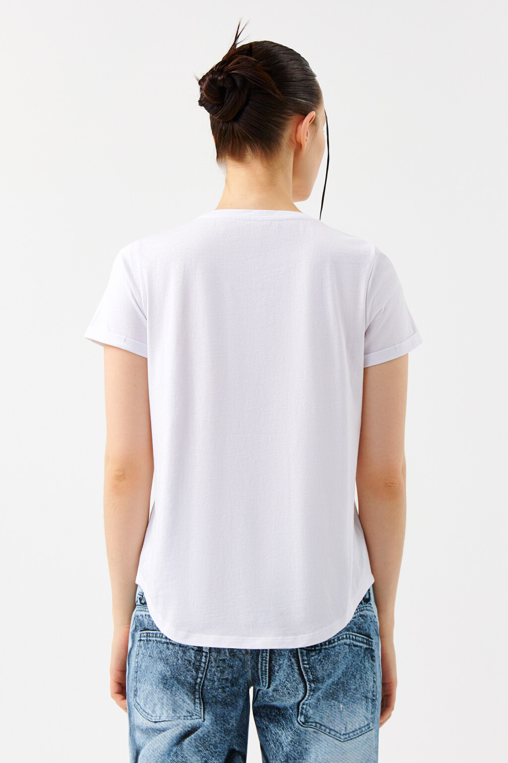 Футболка хлопковая приталенная с V-образным вырезом - цвет белый - 2