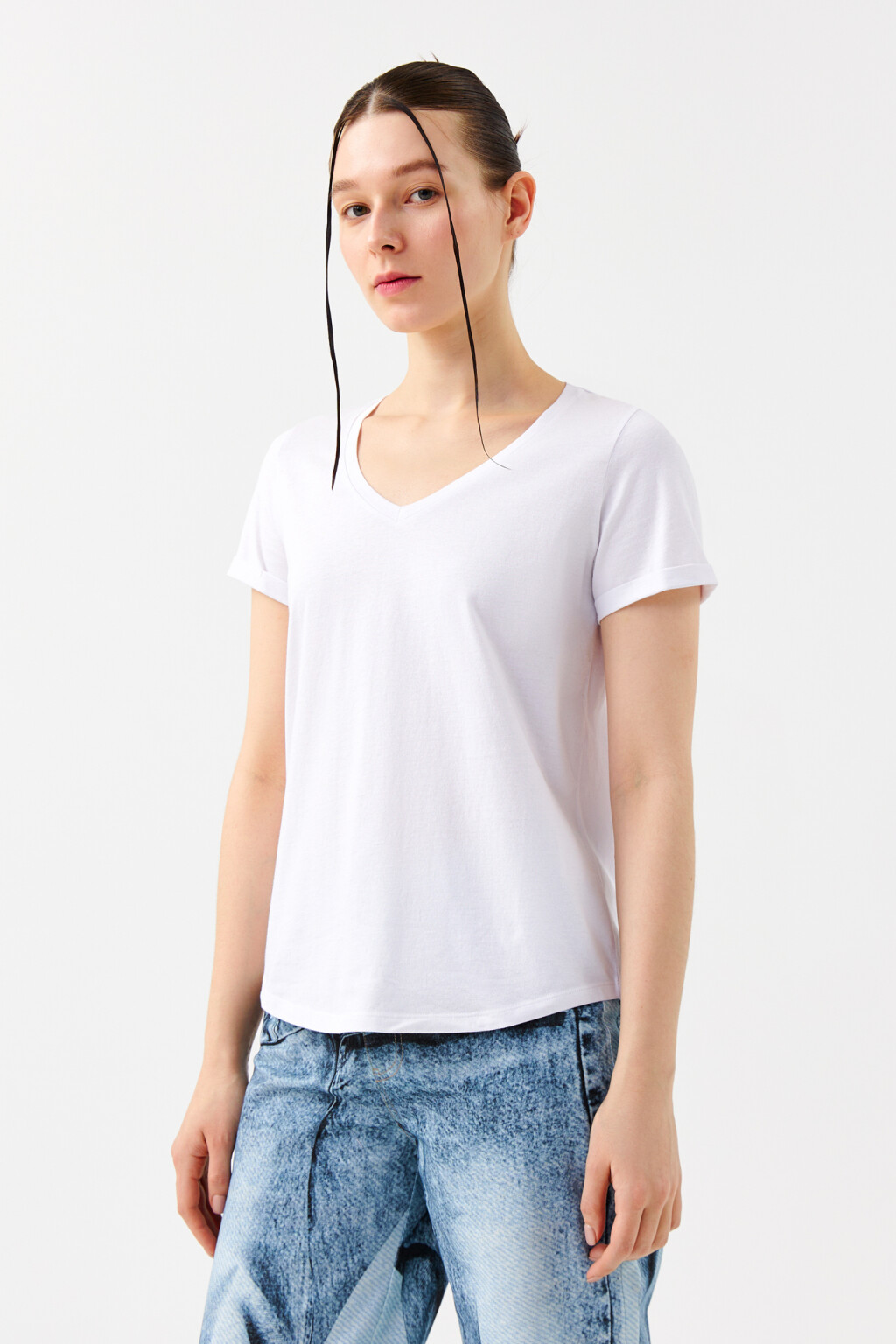 Футболка хлопковая приталенная с V-образным вырезом - цвет белый - 3