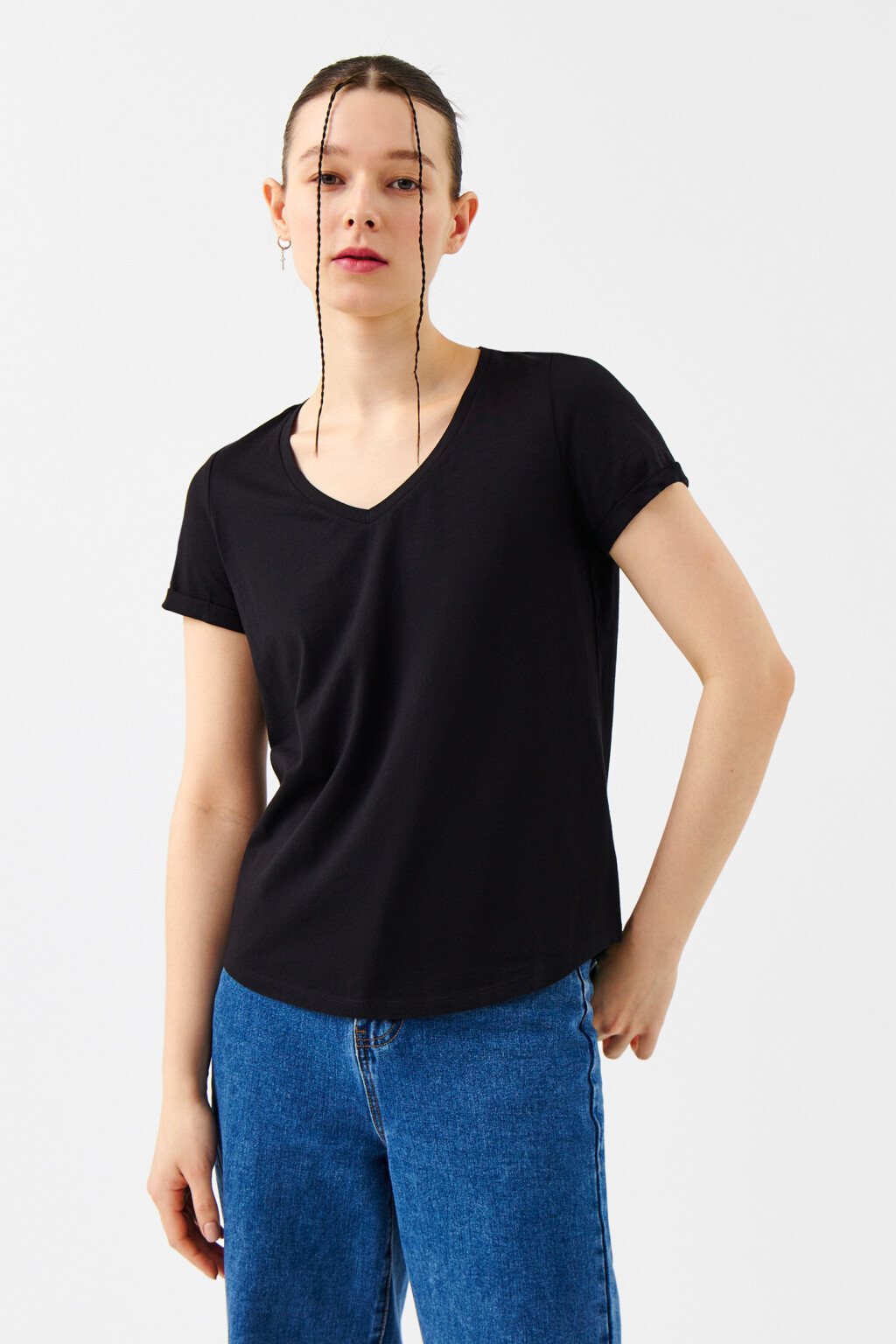 Футболка хлопковая приталенная с V-образным вырезом - цвет черный - 1