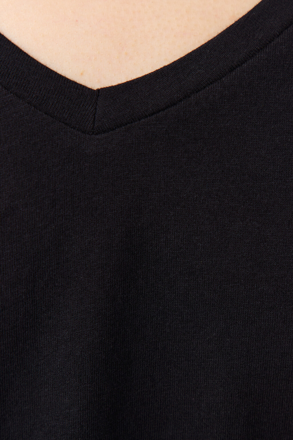 Футболка хлопковая приталенная с V-образным вырезом - цвет черный - 5