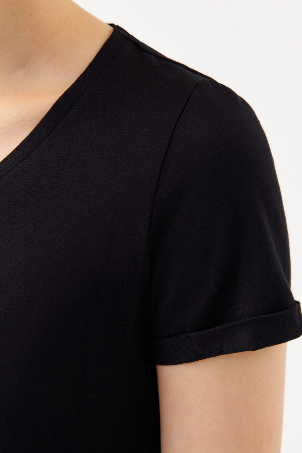 Футболка хлопковая приталенная с V-образным вырезом - цвет черный - 6