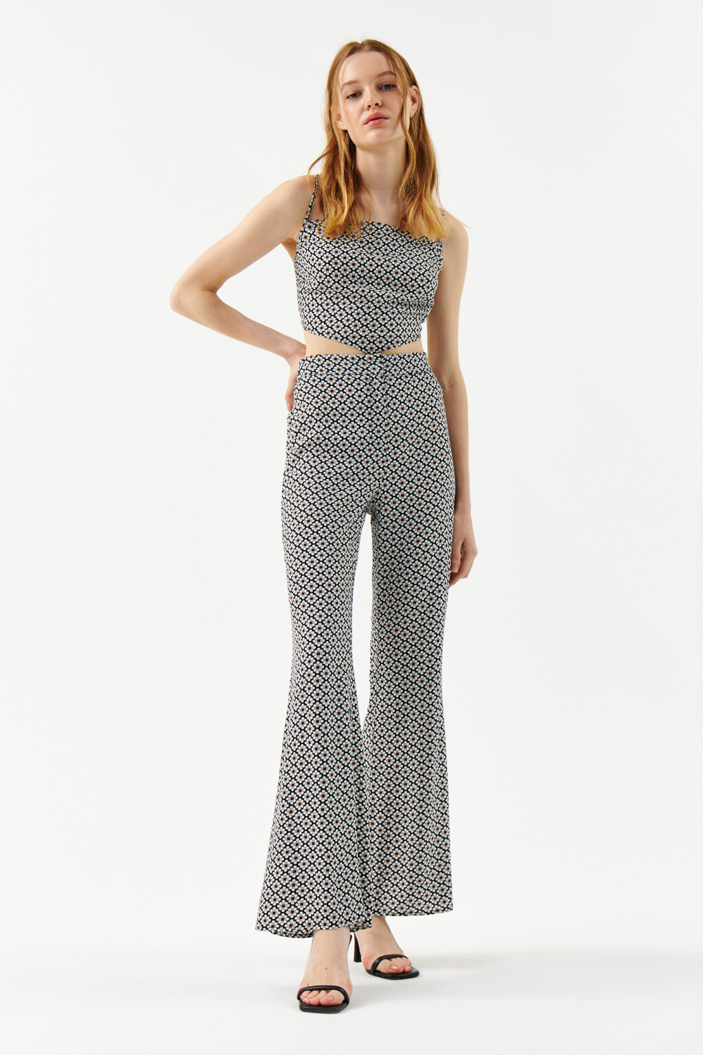 Топ вискозный со шнуровкой на спине - цвет черный - 4