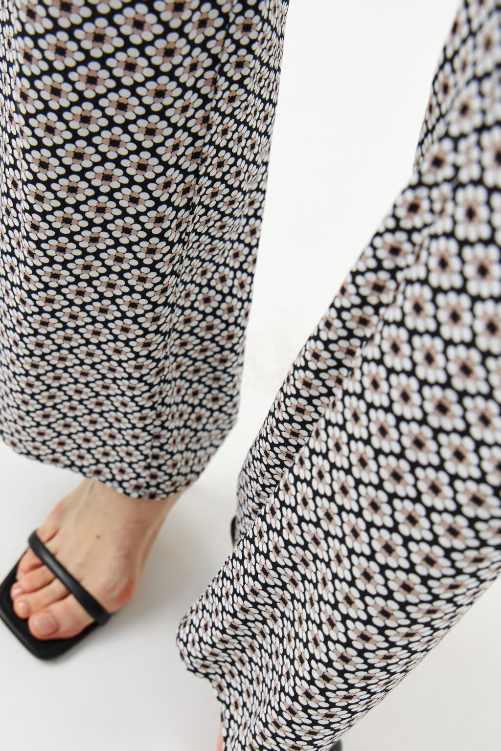 Брюки клеш вискозные с принтом - цвет черный - 6