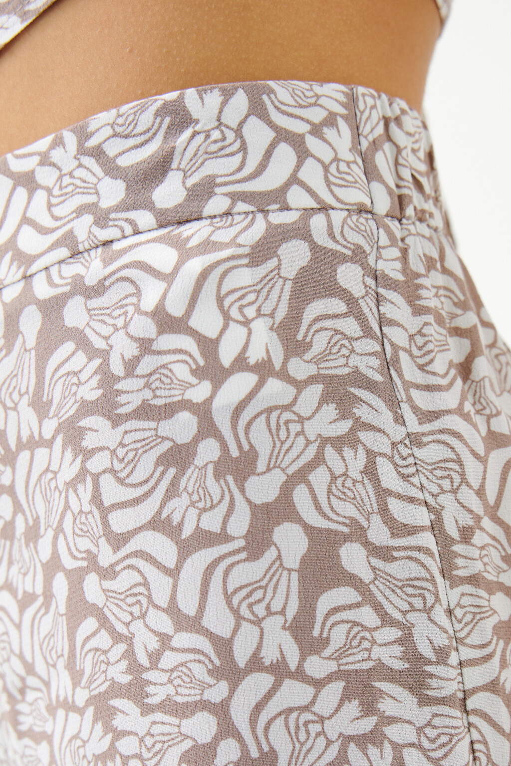 Брюки клеш вискозные с принтом - цвет бежевый - 6