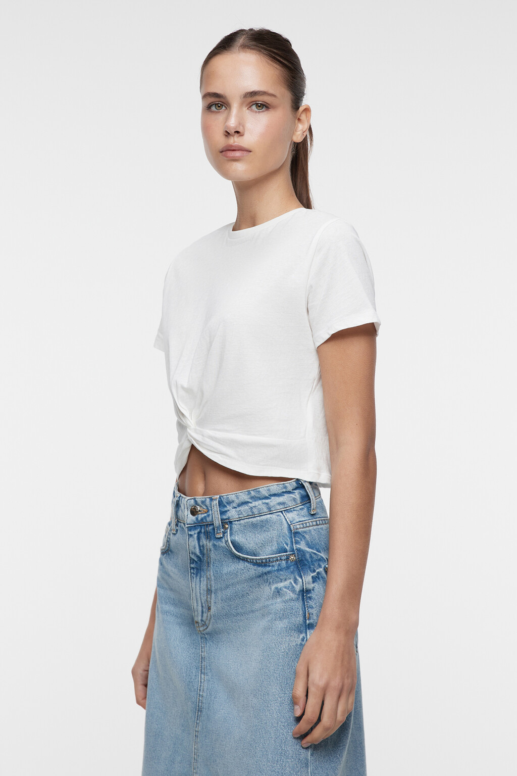 Футболка-топ хлопковая укороченная с драпировкой - цвет белый - 2