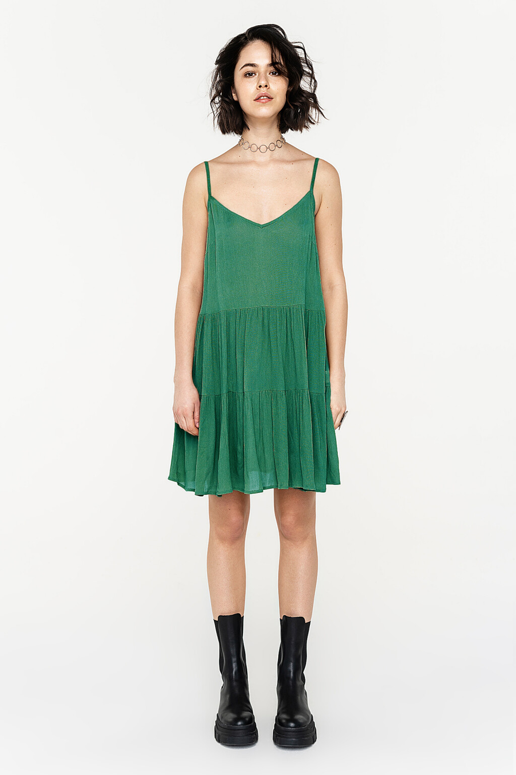 Платье-сарафан мини льняное на тонких бретелях - цвет зеленый - 3