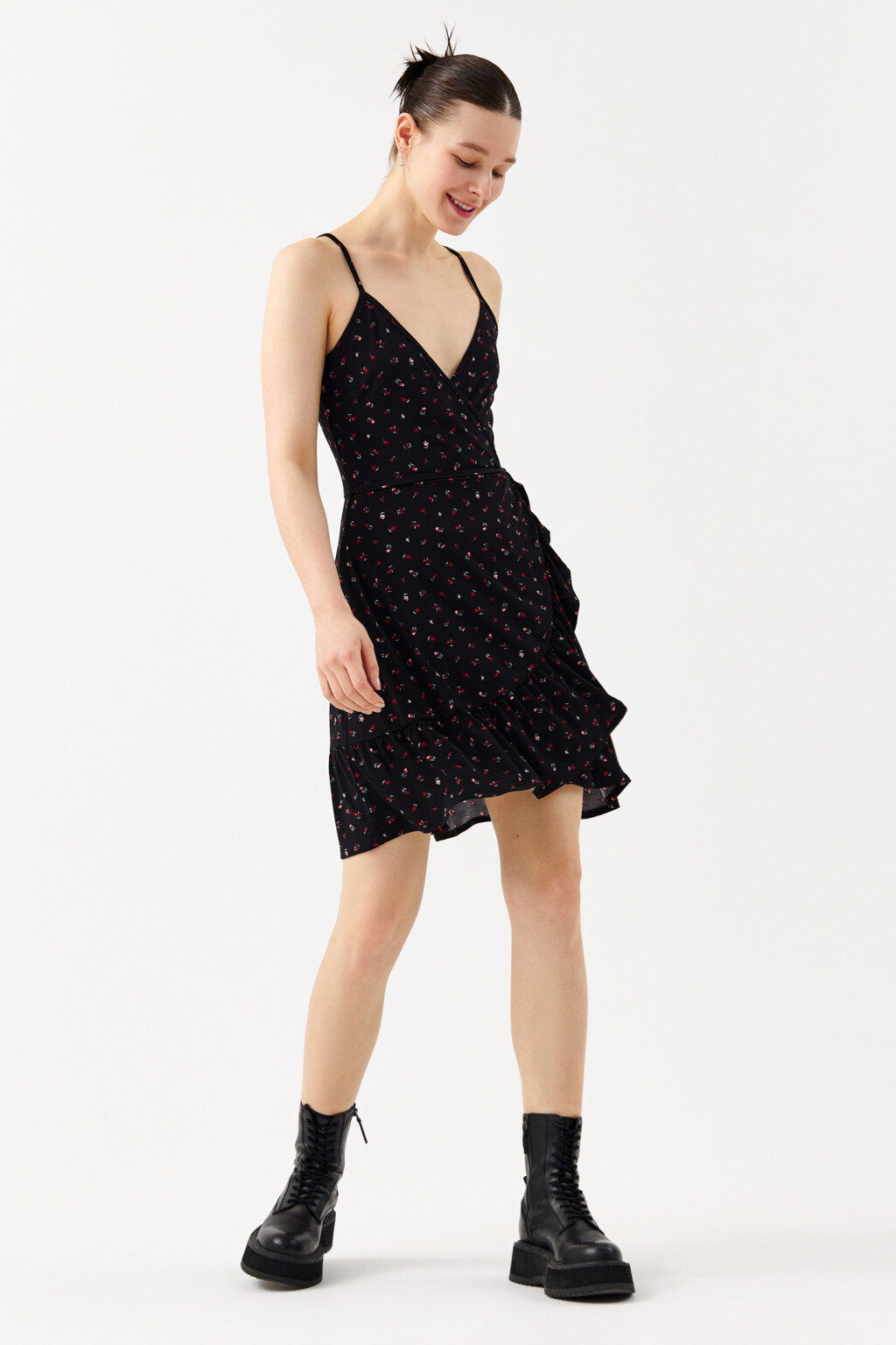 Платье-сарафан на тонких бретелях с запахом - цвет мультиколор - 4