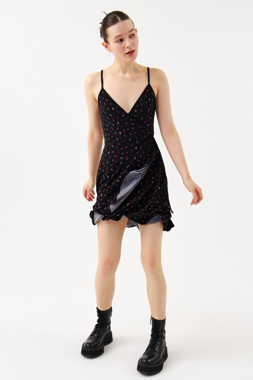 Платье-сарафан на тонких бретелях с запахом - цвет мультиколор - 7