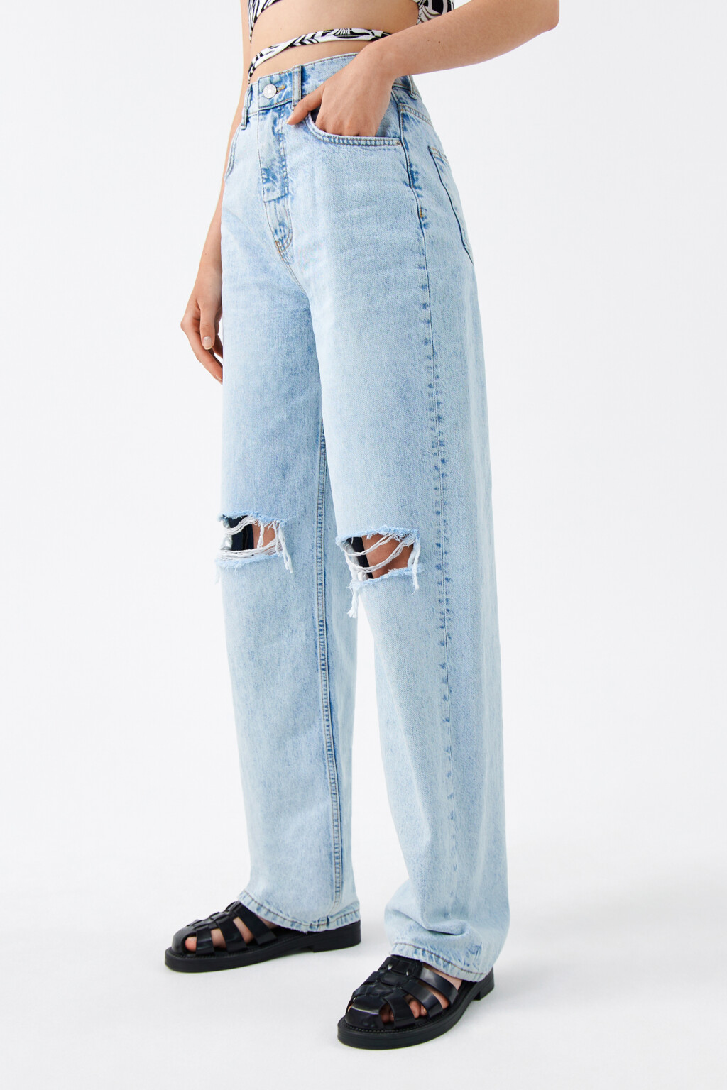 Джинсы прямые с рваными коленями - цвет голубой - 2