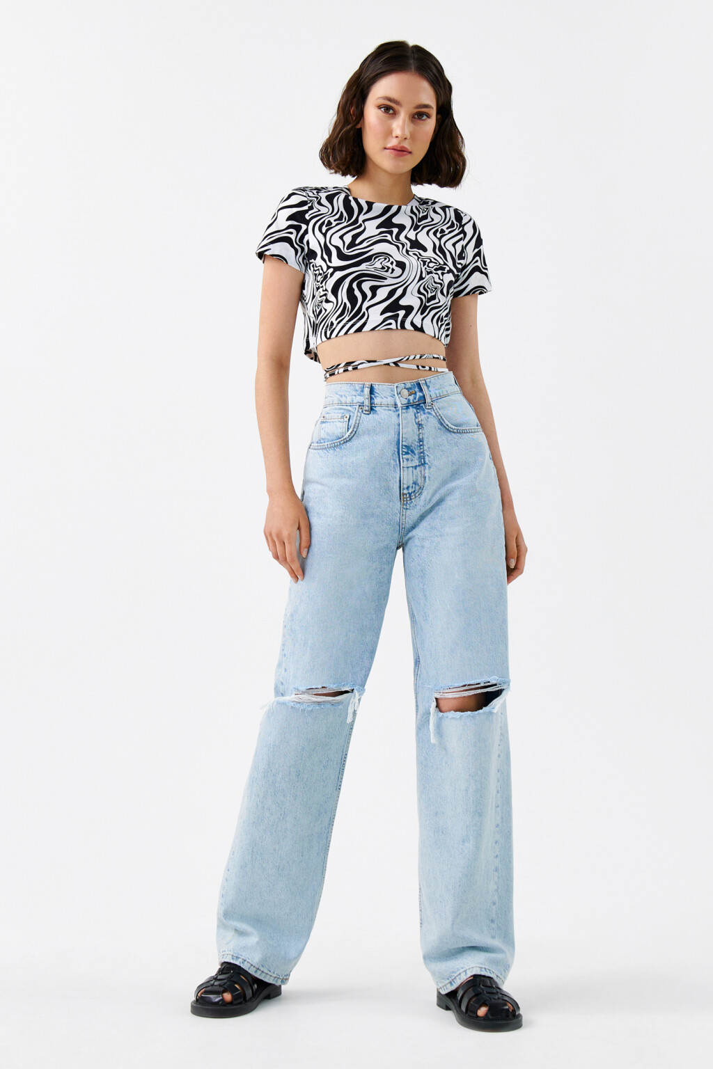 Джинсы прямые с рваными коленями - цвет голубой - 4