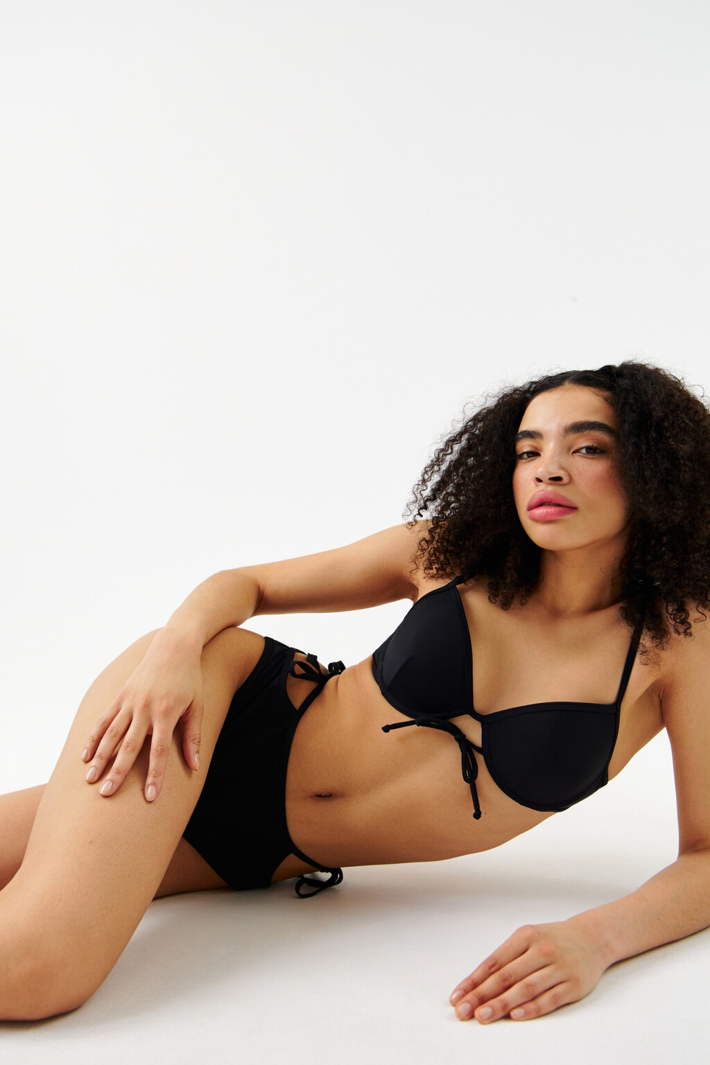 Трусики-хипстеры купальные с завязками - цвет черный - 7