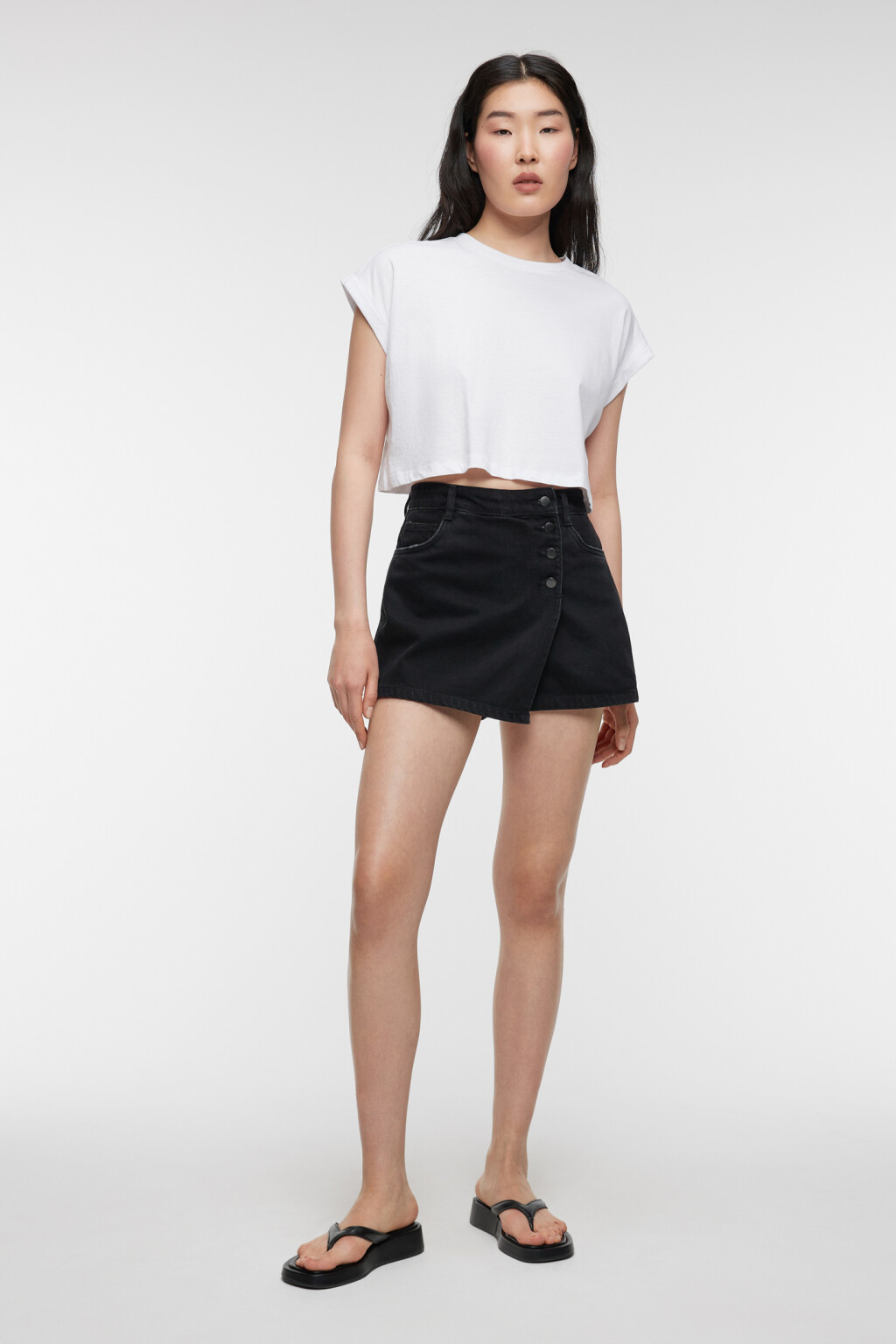 Юбка-шорты мини джинсовая с асимметричным запахом - цвет черный - 4