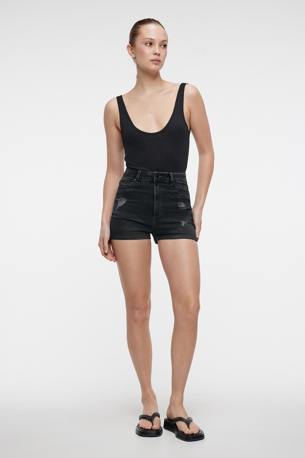 Шорты мини джинсовые рваные с подворотами - цвет черный - 4