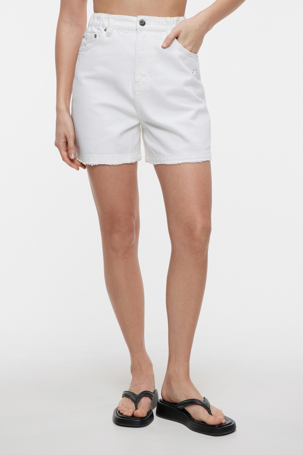 
Шорты мини джинсовые обрезанные с вышивкой-смайликом - цвет белый - 1