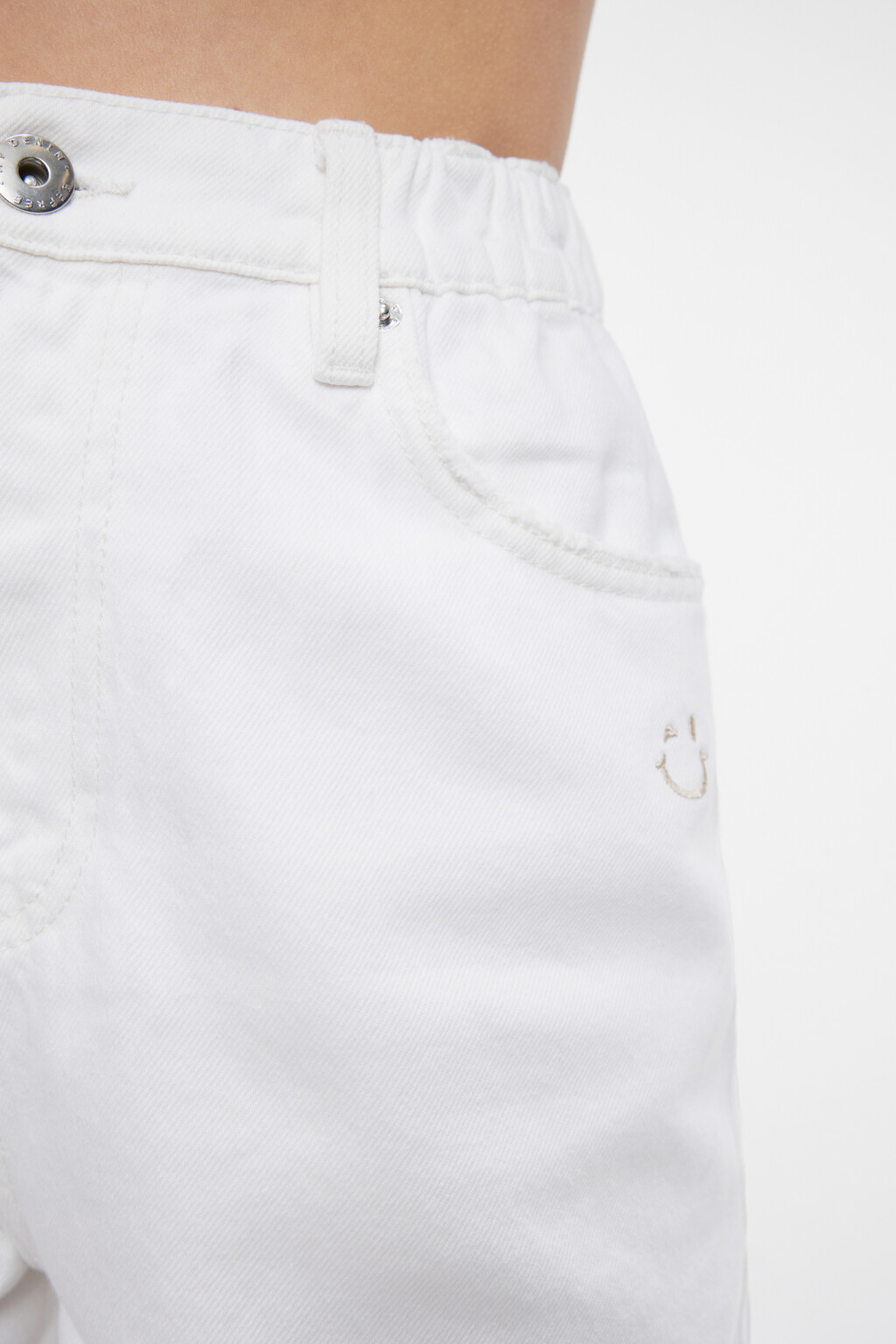 
Шорты мини джинсовые обрезанные с вышивкой-смайликом - цвет белый - 5