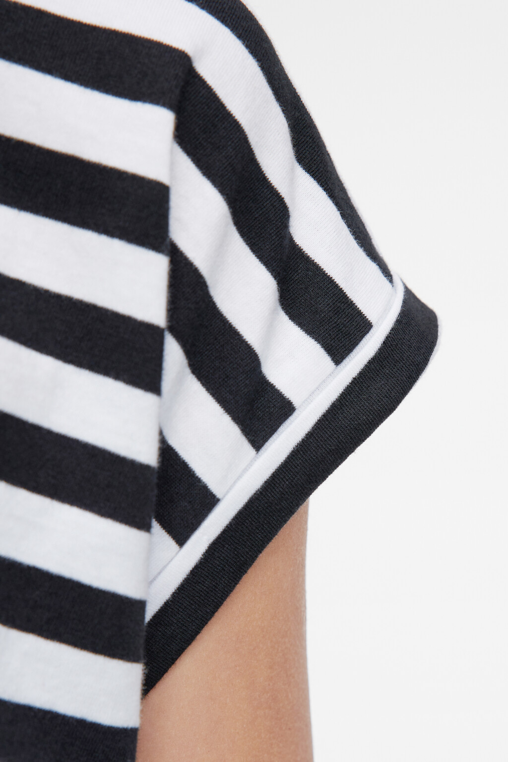 Топ-футболка хлопковый с подвернутыми рукавами - цвет черный - 5