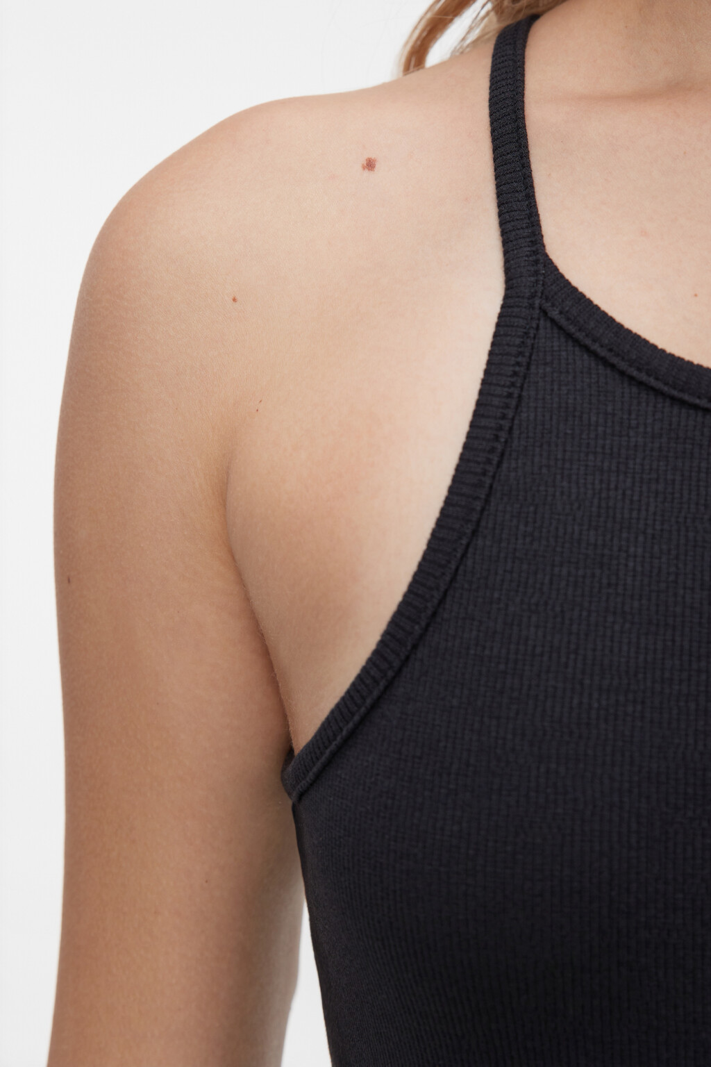 Платье-майка облегающее в рубчик на тонких бретелях - цвет черный - 5