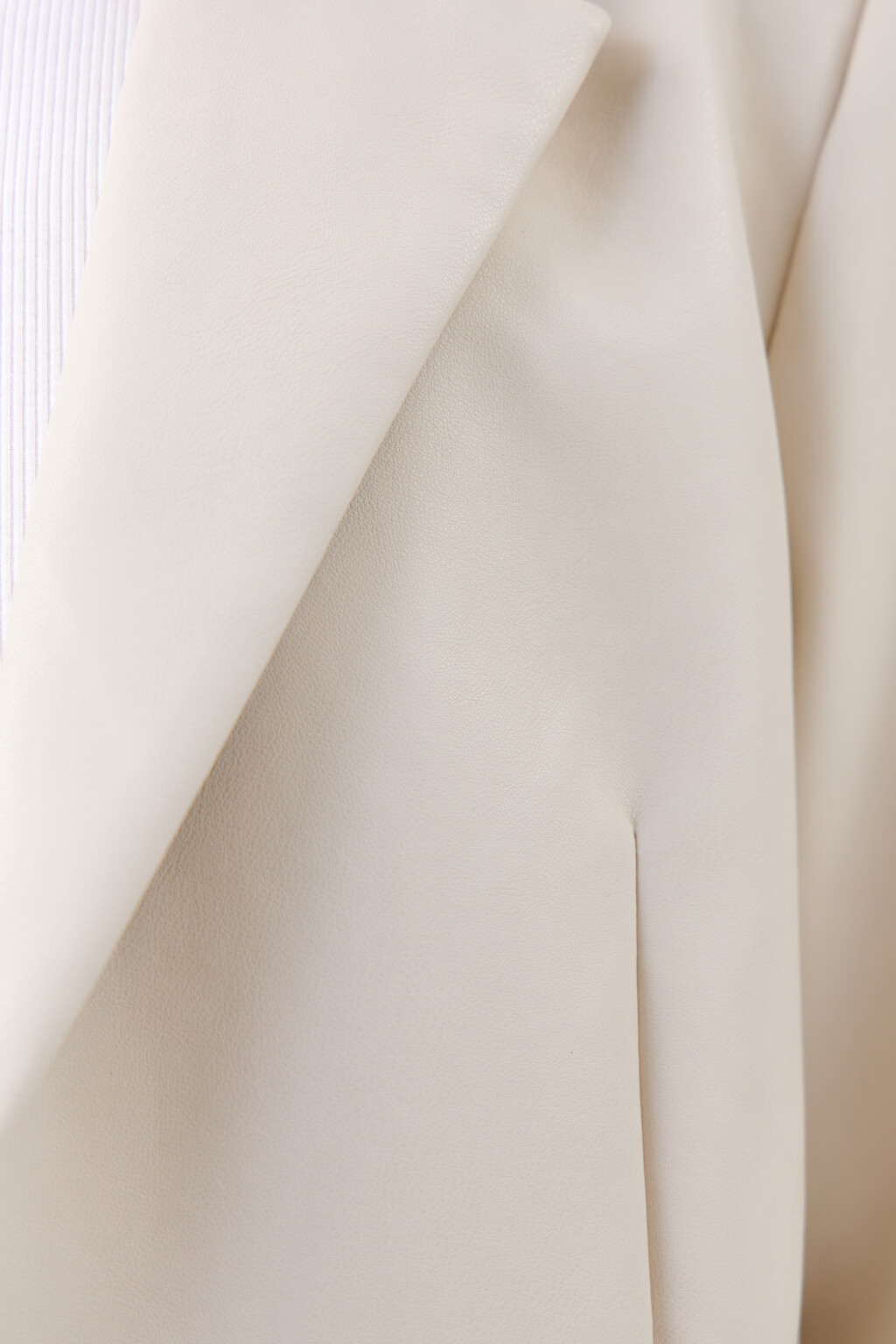 Пиджак удлиненный с кожаной фактурой - цвет бежевый - 5