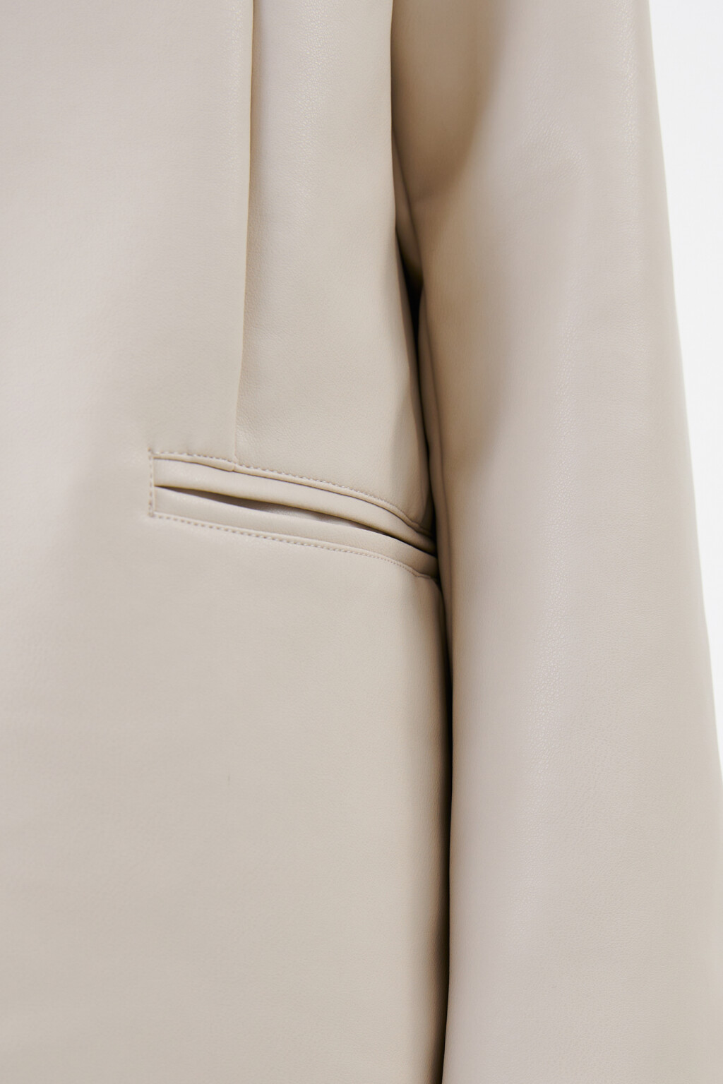 Пиджак удлиненный с кожаной фактурой - цвет бежевый - 6