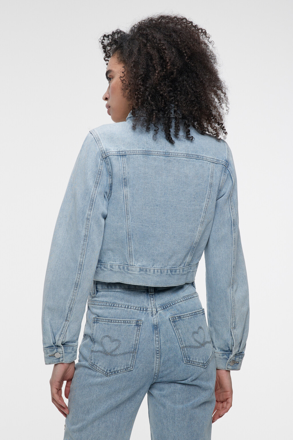 Куртка-джинсовка короткая с вырезами-сердцами и стразами - цвет голубой - 4