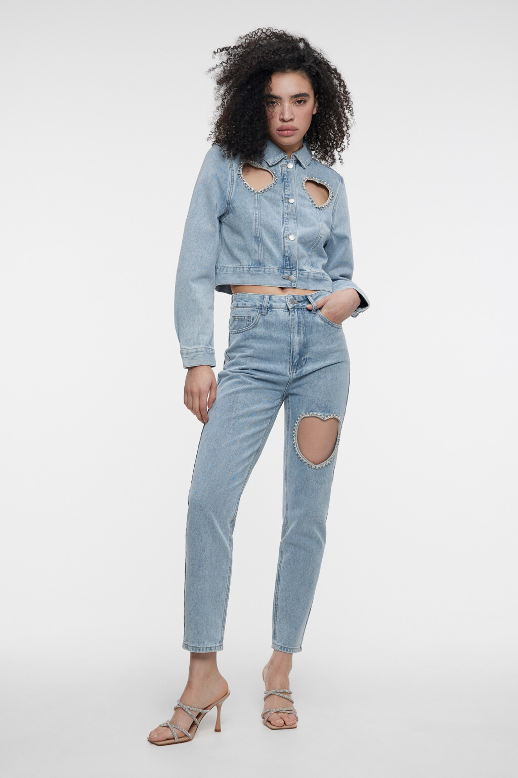 Куртка-джинсовка короткая с вырезами-сердцами и стразами - цвет голубой - 5