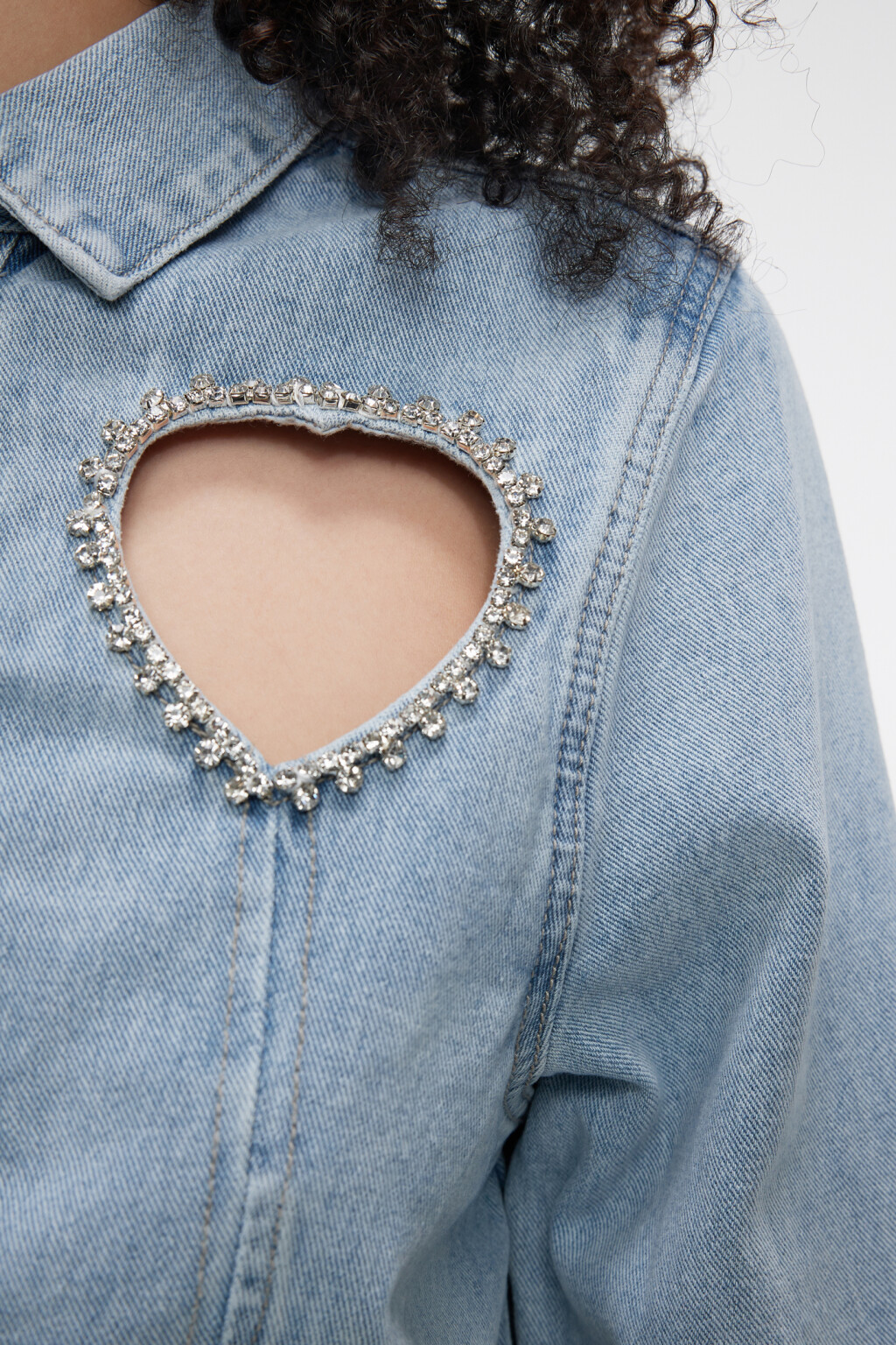 Куртка-джинсовка короткая с вырезами-сердцами и стразами - цвет голубой - 6