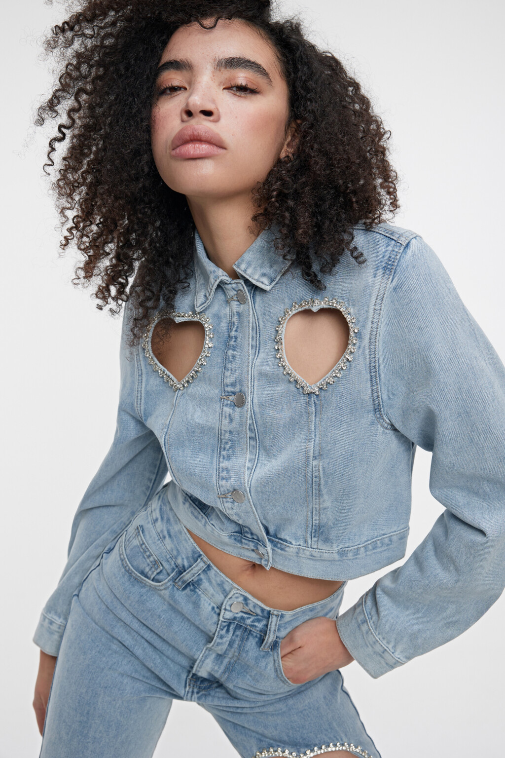 Куртка-джинсовка короткая с вырезами-сердцами и стразами - цвет голубой - 1