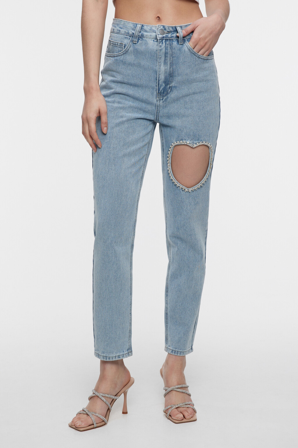 Джинсы mom-fit с вырезом-сердечком и стразами - цвет голубой - 1