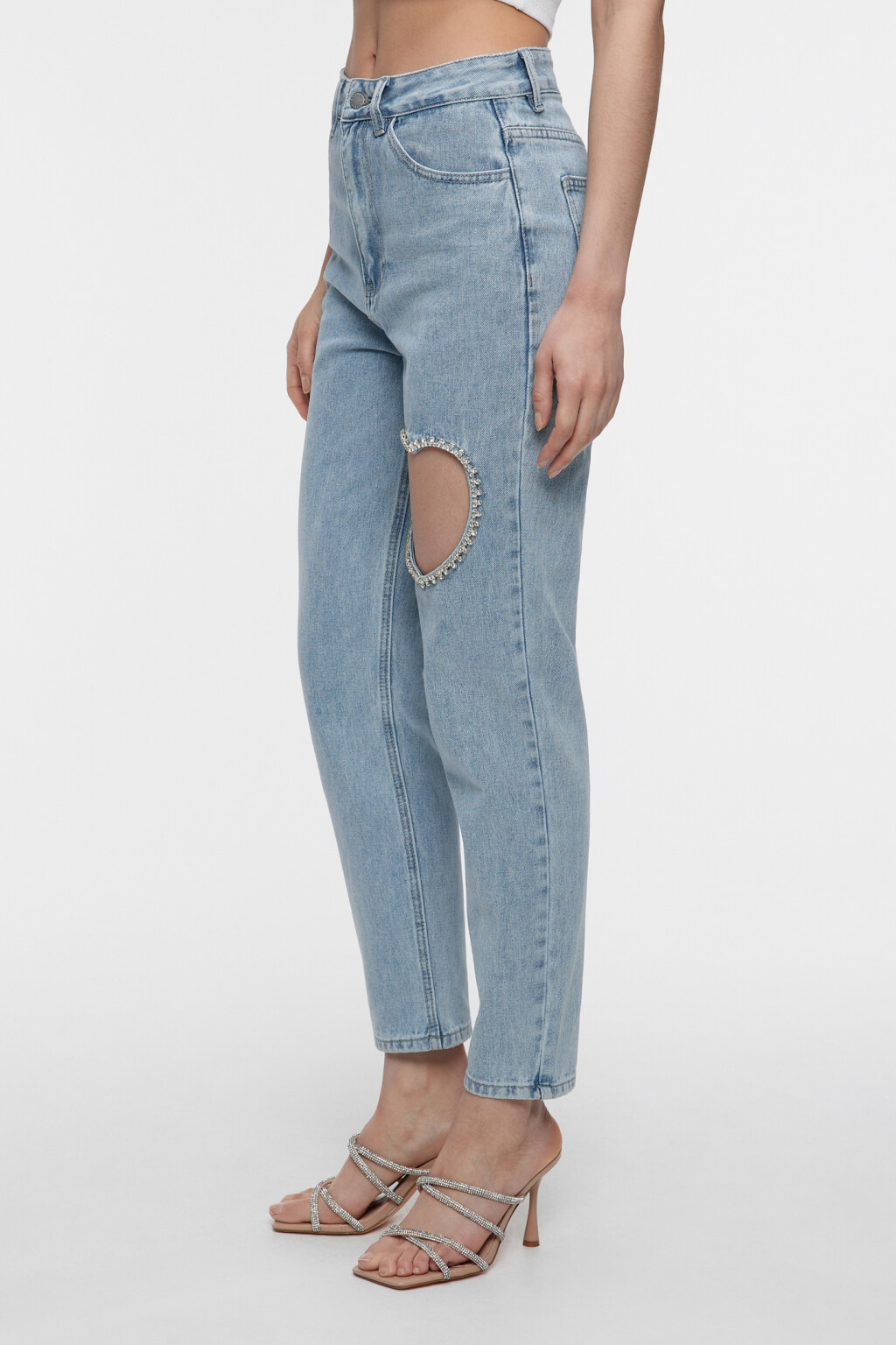 Джинсы mom-fit с вырезом-сердечком и стразами - цвет голубой - 2