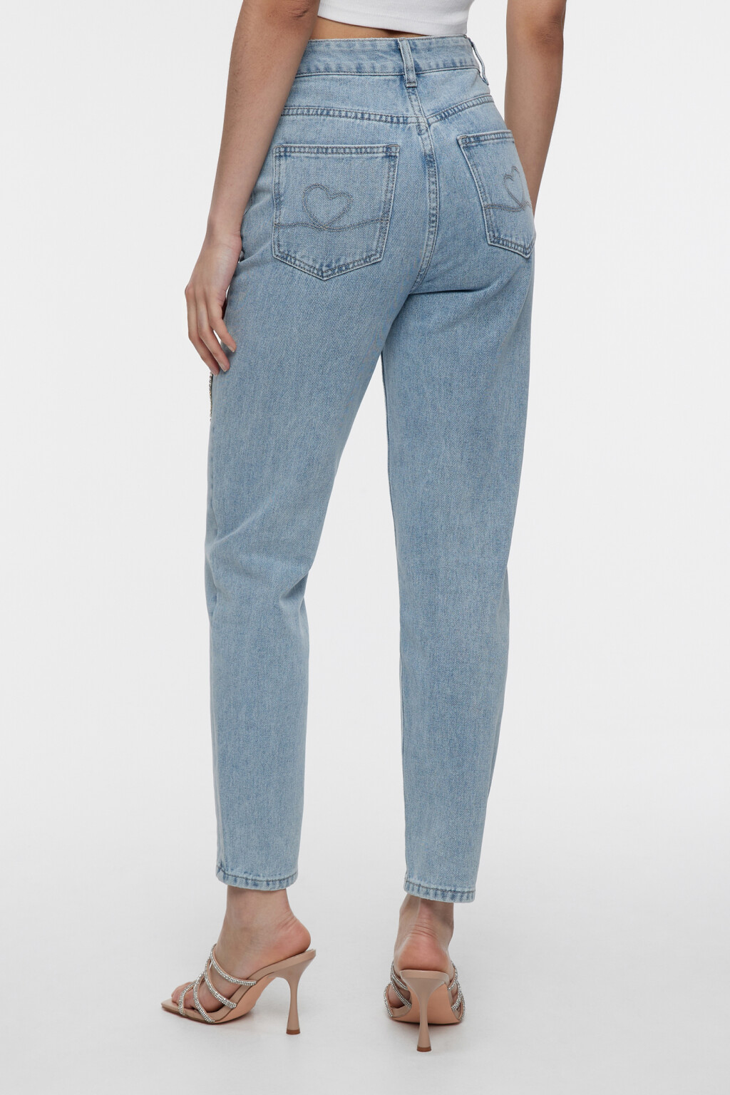 Джинсы mom-fit с вырезом-сердечком и стразами - цвет голубой - 3