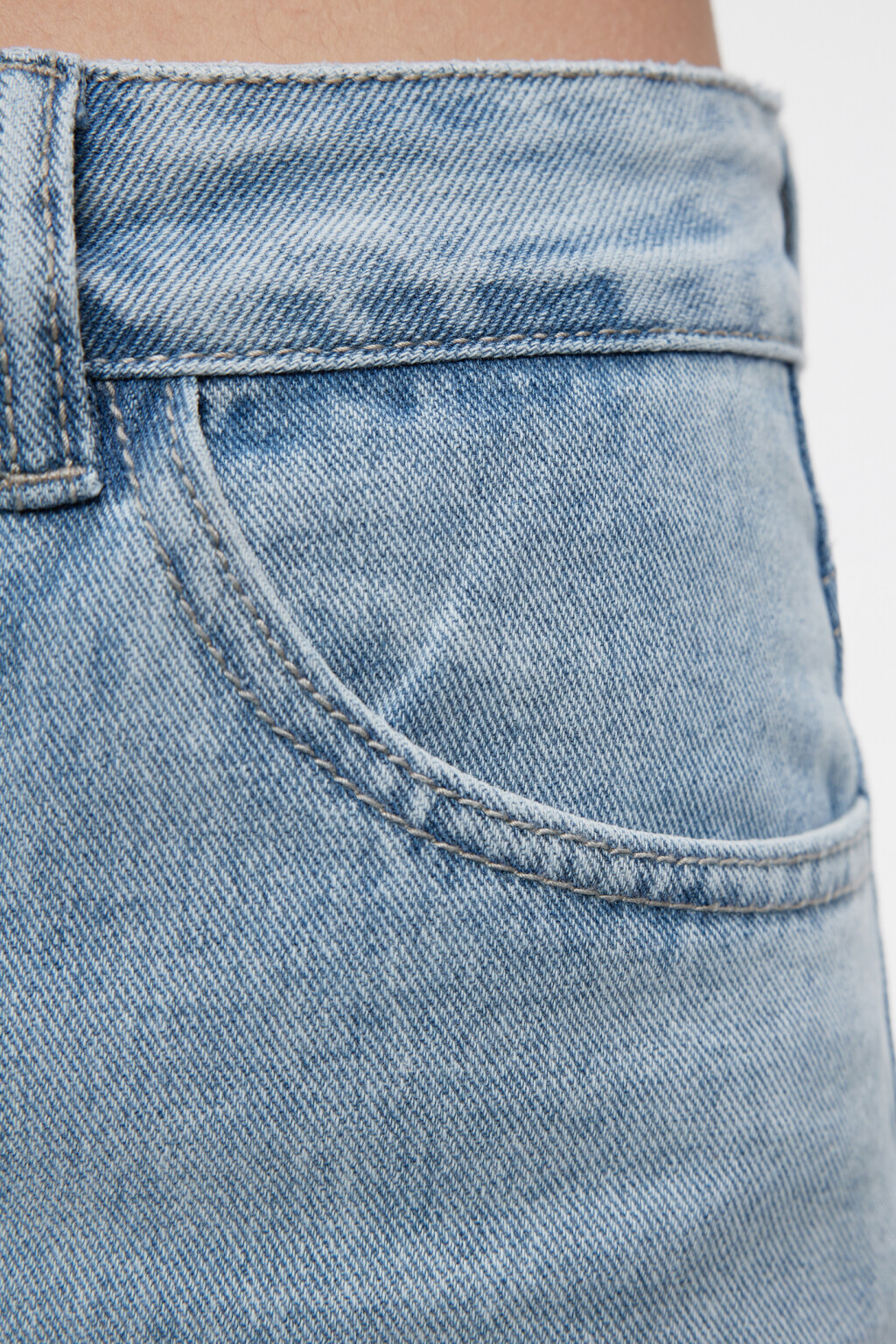 Джинсы mom-fit с вырезом-сердечком и стразами - цвет голубой - 5