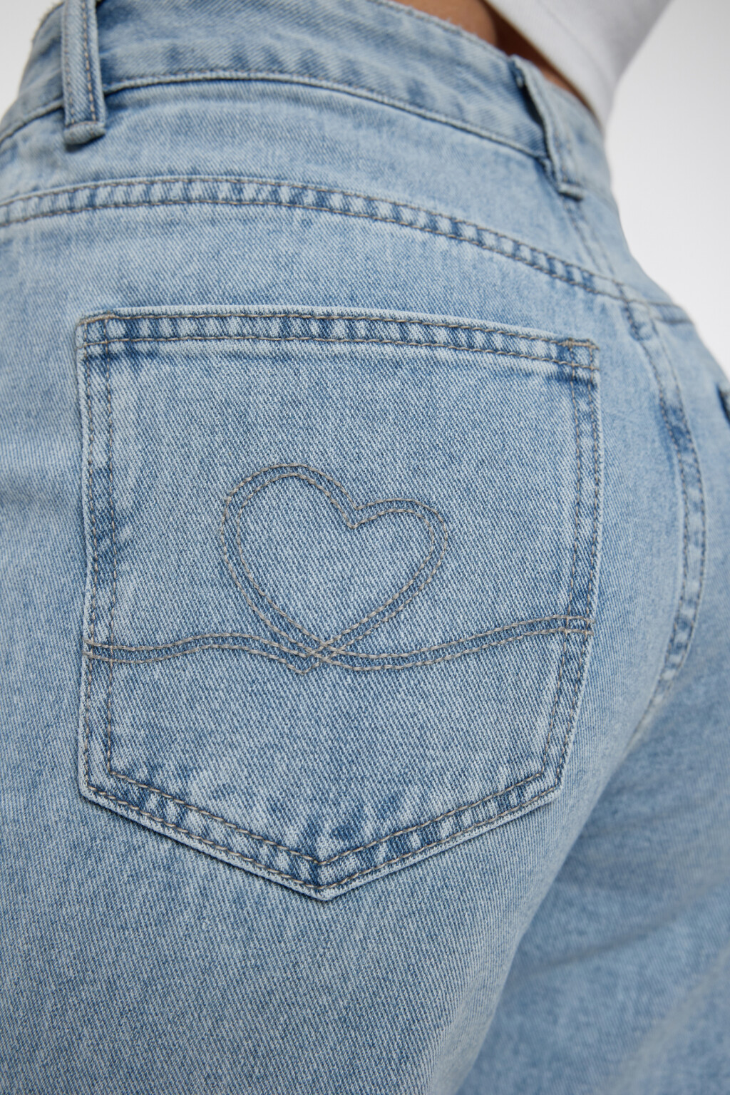 Джинсы mom-fit с вырезом-сердечком и стразами - цвет голубой - 6