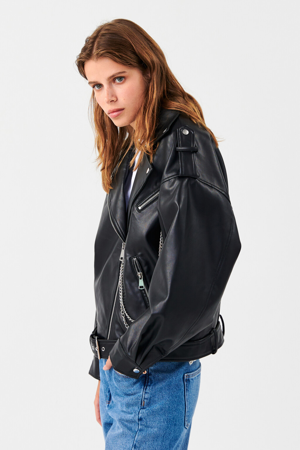 Куртка-косуха с кожаной фактурой с цепочкой - цвет черный - 2