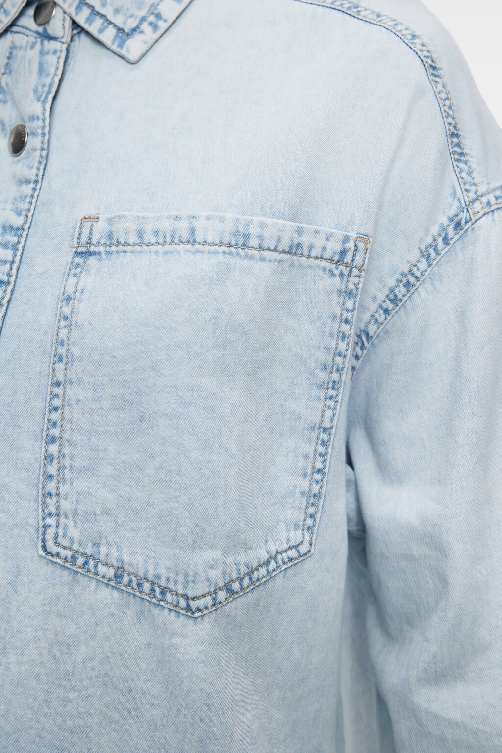 Рубашка oversize джинсовая с нагрудными карманами - цвет голубой - 7