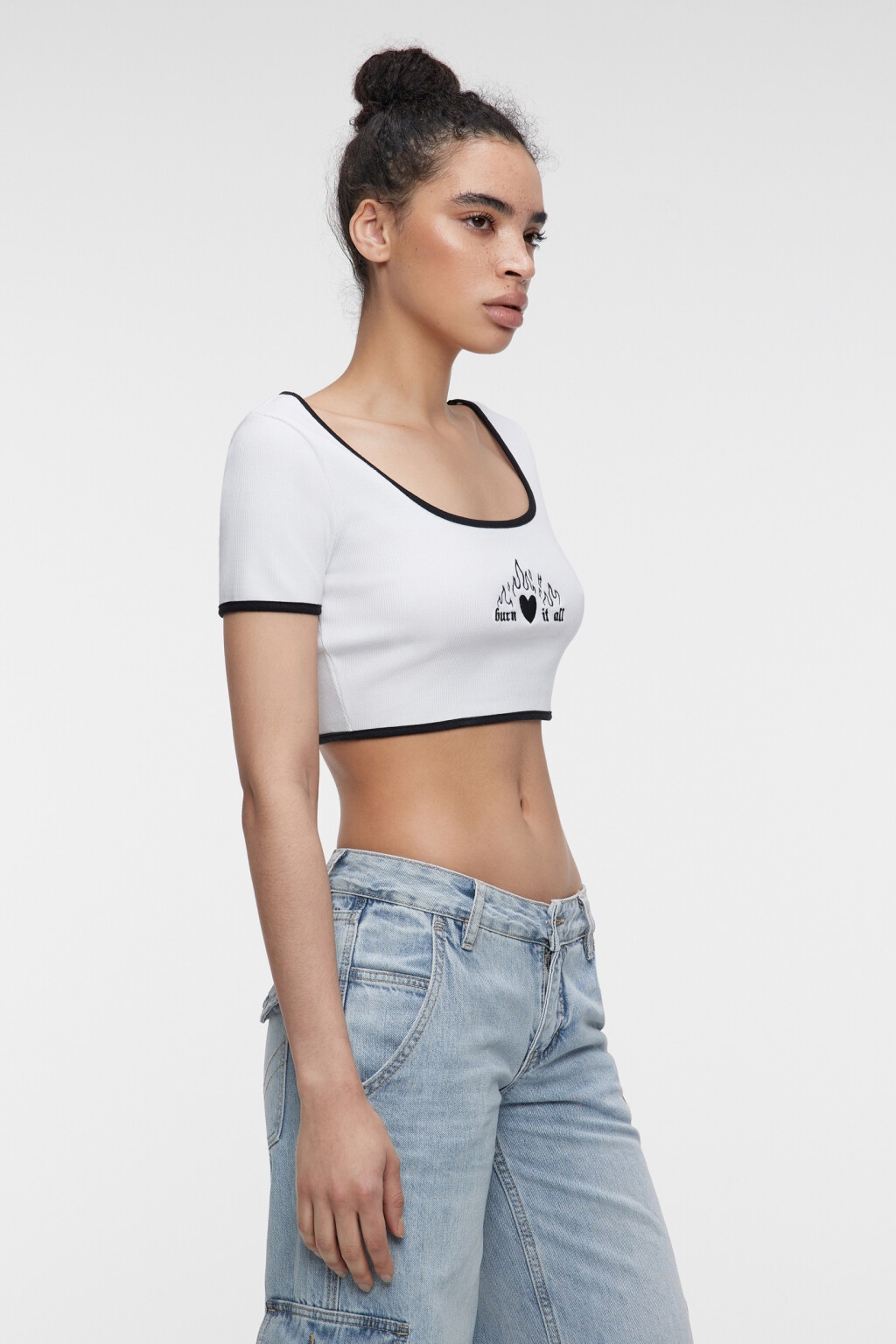 Топ-футболка хлопковый укороченный с принтом - цвет белый - 2