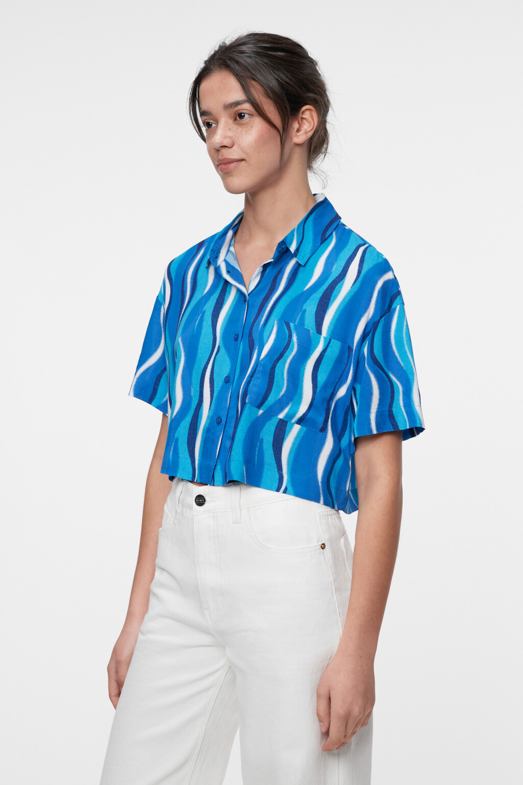 Блузка-рубашка вискозная укороченная с принтом - цвет синий - 2