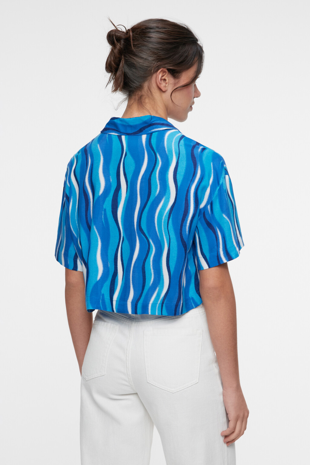 Блузка-рубашка вискозная укороченная с принтом - цвет синий - 3