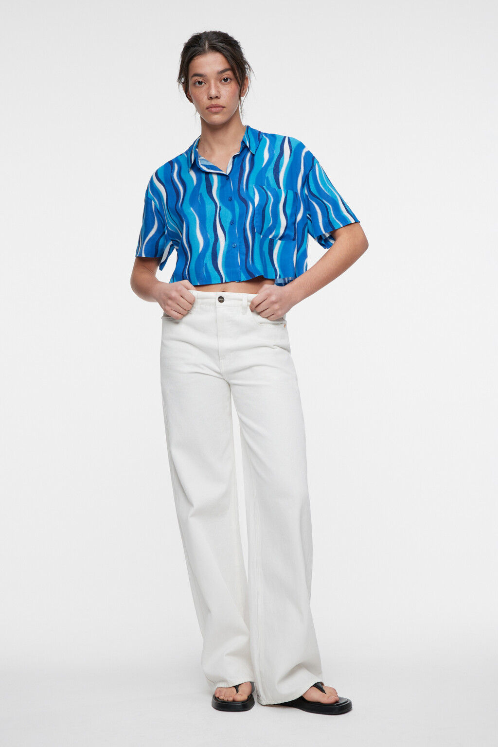 Блузка-рубашка вискозная укороченная с принтом - цвет синий - 4