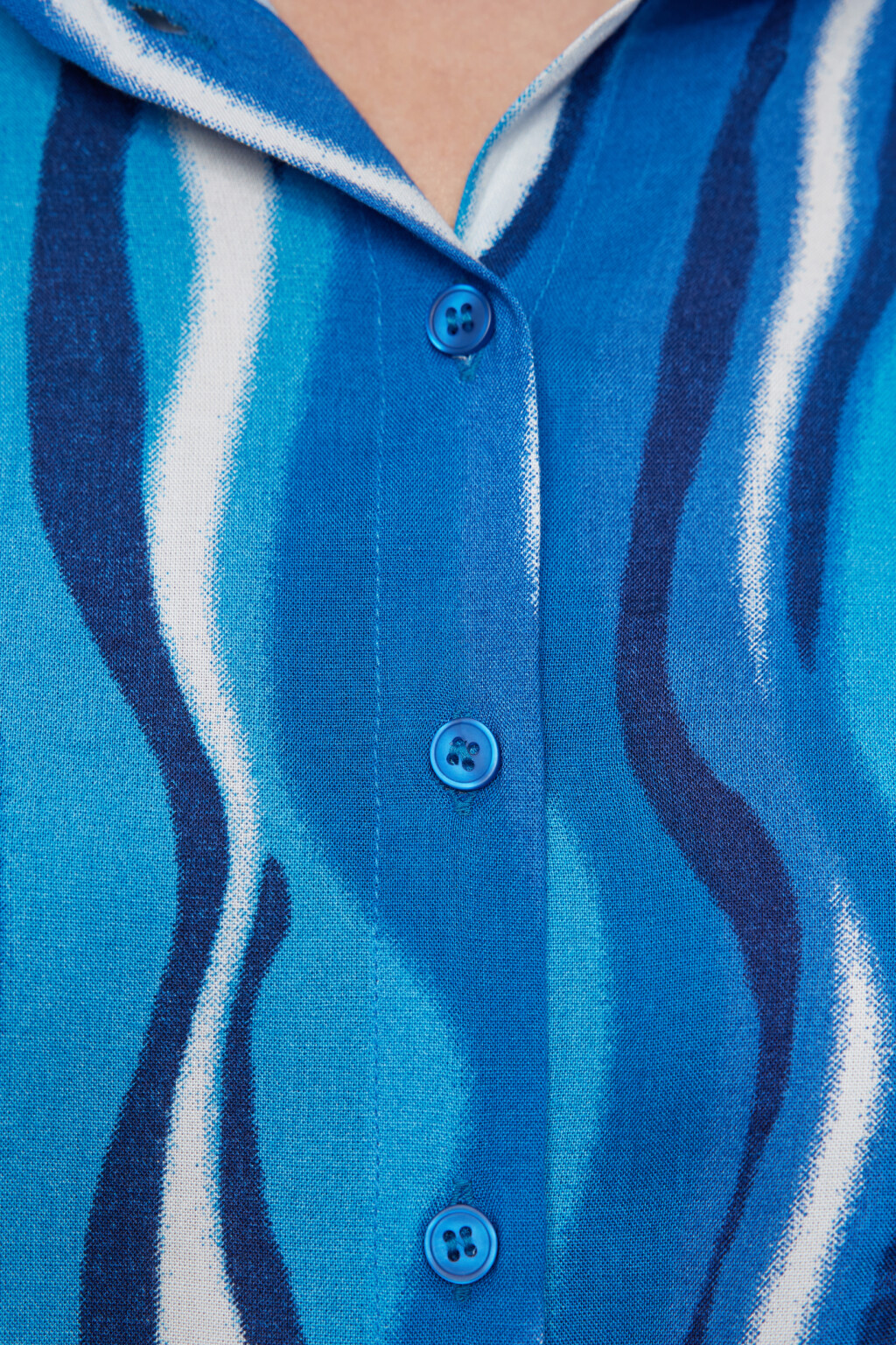 Блузка-рубашка вискозная укороченная с принтом - цвет синий - 5