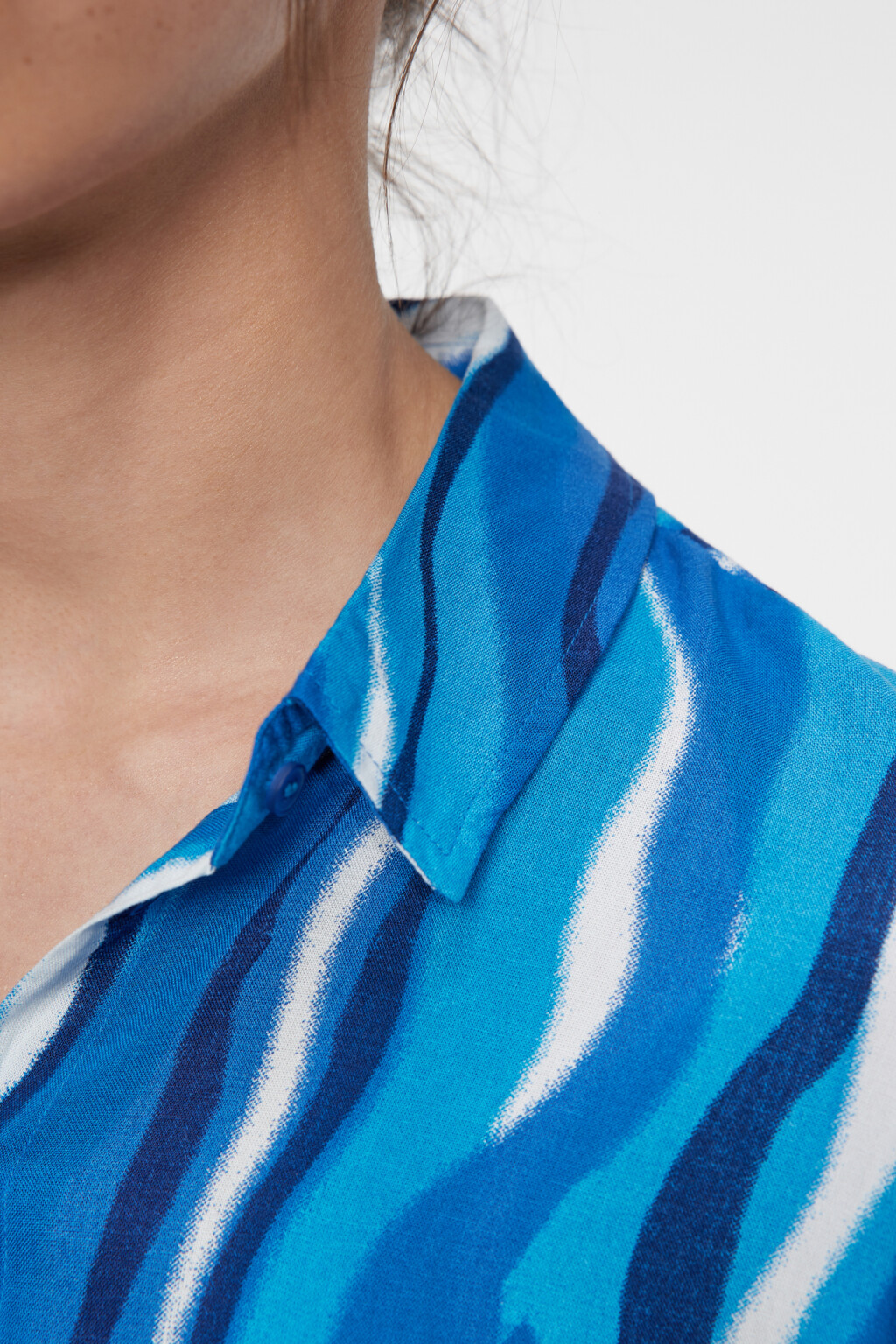 Блузка-рубашка вискозная укороченная с принтом - цвет синий - 6